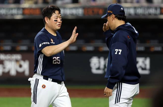 두산 양의지(왼쪽)가 15일 한화와 원정 승리를 이끈 뒤 이승엽 감독과 하이파이브를 하고 있다. 두산