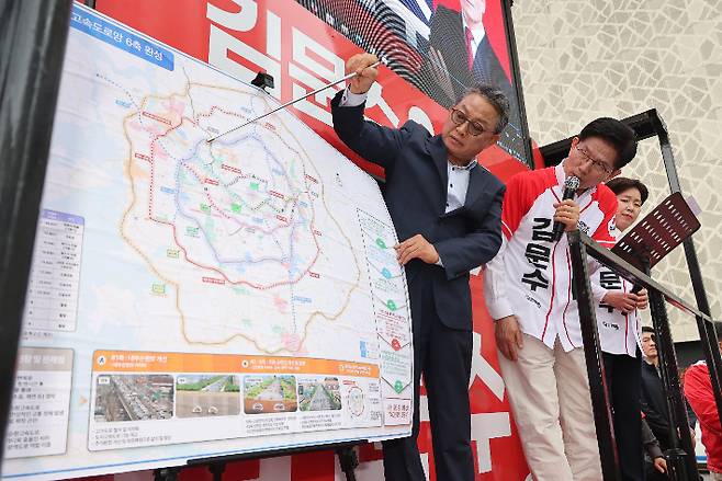 국민의힘 김문수 대선 후보가 16일 경기 화성시 동탄역 앞에서 GTX 관련 공약 발표를 하고 있다. 연합뉴스