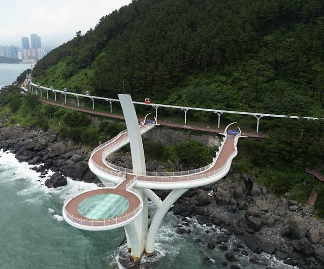 부산 해운대구 달맞이 언덕 아래 조성된 해월전망대. 부산 해운대구 제공
