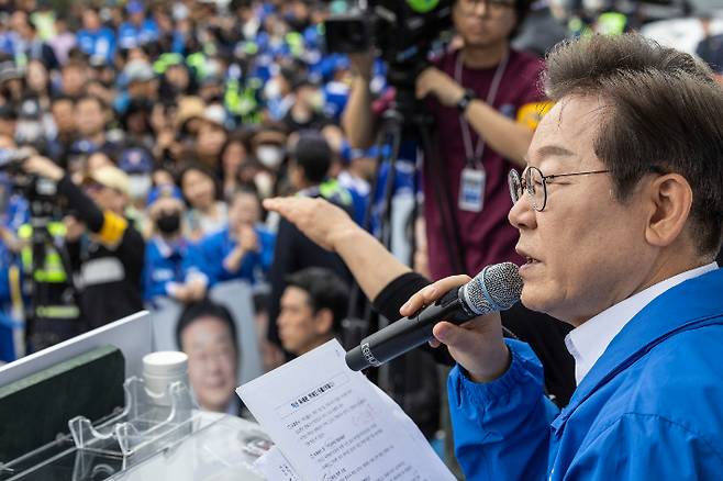 익산에서 시민들에게 연설하는 이재명 후보. 연합뉴스
