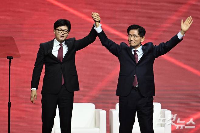 3일 경기도 일산 킨텍스에서 열린 국민의힘 제21대 대통령 선거 후보 선출을 위한 제5차 전당대회에서 한동훈 후보가 대선 후보로 선출된 김문수 후보의 손을 들어보이고 있다. 윤창원 기자