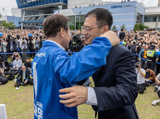 익산 유세 찾은 무소속 김상욱 의원과 포옹하는 이재명 후보. 연합뉴스