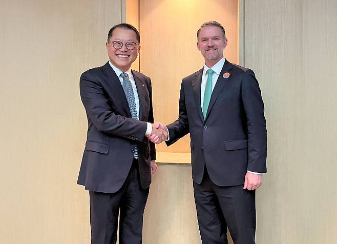 한화오션 김희철 대표이사와 제이미슨 그리어 USTR 대표. 한화오션 제공