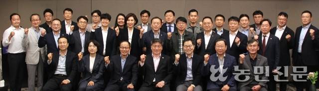 13일 ‘한돈산업 종합발전대책 수립 협의체’ 발족식에서 공동 추진단장을 맡은 안용덕 농림축산식품부 축산정책관(맨 앞줄 왼쪽 세번째부터), 손세희 대한한돈협회장이 협의체 위원들과 산업 활성화를 다짐하고 있다.