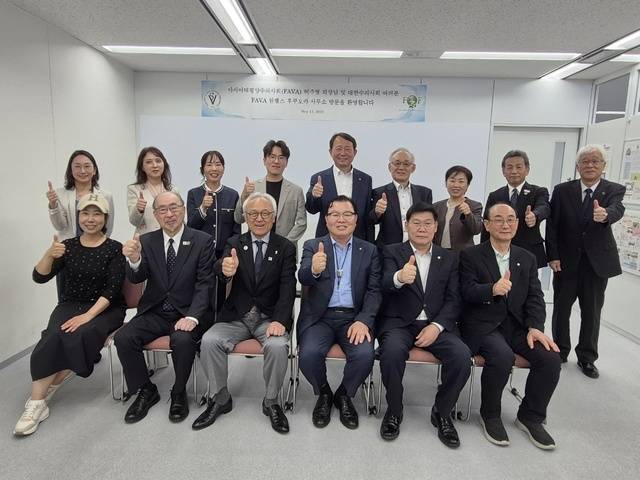 13일 일본 후쿠오카 ‘아시아수의사회 연맹(FAVA) 원헬스 사무소’에서 열린 양국 수의사회 교류행사에서 이사오 쿠라우치 일본수의사회장 (후쿠오카현의회 의장, 왼쪽 세번째부터), 허주형 대한수의사회장(아시아태평양수의사회장)을 포함한 두 기관 관계자가 ‘원헬스’를 외치고 있다.