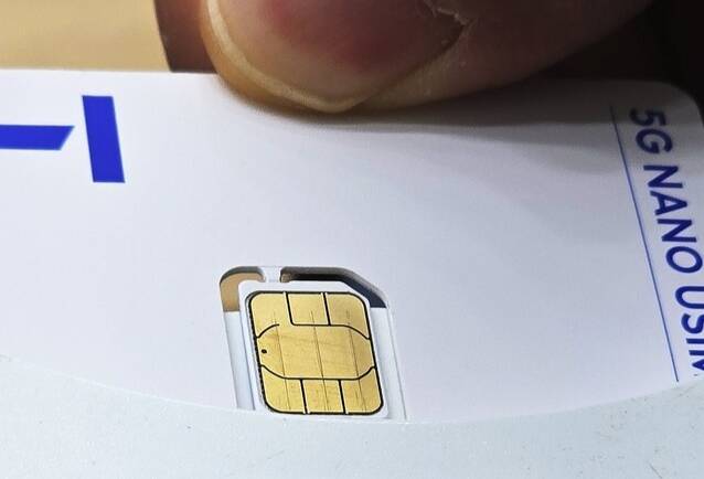 서울의 한 SKT 대리점에서 관계자가 ‘유심 재설정’을 시연하고 있다. 연합뉴스