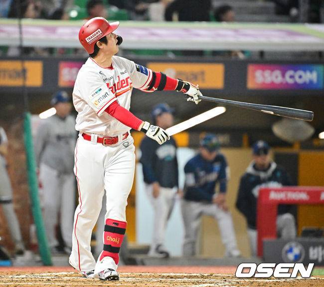 [OSEN=인천, 민경훈 기자] 15일 오후 인천 SSG랜더스필드에서 ‘2025 신한 SOL Bank KBO리그’ SSG 랜더스와 NC 다이노스의 경기가 열렸다.SSG는 앤더슨을, NC는 신민혁을 선발로 내세웠다.6회말 1사 주자 1,2루 SSG 최정이 좌월 선취 스리런 홈런을 때리고 있다. 2025.05.15 / rumi@osen.co.kr