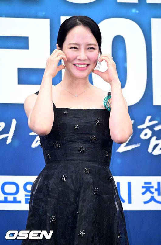 [OSEN=최규한 기자] 15일 오후 서울 상암동 스텐포드 호텔에서 JTBC 신규 프로그램 ‘딥 다이브 코리아: 송지효의 해녀 모험’(약칭 딥다이브) 제작발표회가 열렸다.딥다이브는 송지효가 제주에서 해녀 물질에 도전하고 그들과 진정한 유대감을 형성해 나가는 여정을 그린 다큐멘터리 프로그램이다. JTBC와 BBC 스튜디오의 첫 공동 제작 콘텐트이자 국내 방송사 중 최초로 BBC 스튜디오와 공동 제작한 사례로 많은 이들의 주목을 받고 있다.배우 송지효가 포토타임을 하고 있다. 2025.05.15 / dreamer@osen.co.kr