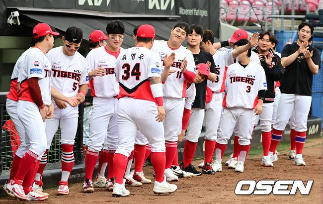 [OSEN=광주, 김성락 기자] 경기 시작에 앞서 KIA 선수들이 결의를 다지고 있다. 2025.05.15 / ksl0919@osen.co.kr