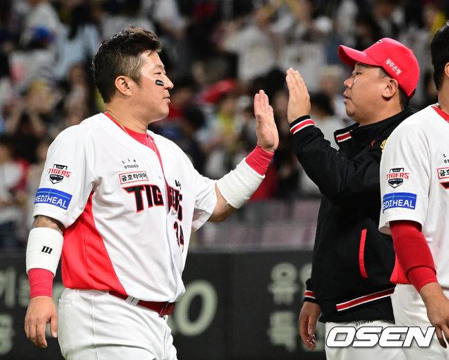 [OSEN=광주, 김성락 기자] 경기 종료 후 KIA 이범호 감독이 최형우와 하이파이브를 하고 있다. 2025.05.15 / ksl0919@osen.co.kr