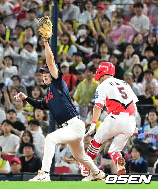 [OSEN=광주, 김성락 기자] 15일 오후 광주 북구 기아챔피언스필드에서 ‘2025 신한 SOL Bank KBO리그’ KIA 타이거즈와 롯데 자이언츠의 경기가 열렸다.KIA는 선발투수로 올러, 롯데는 나균안을 내세웠다.3회말 무사 1, 2루 KIA 김도영이 유격수 내야안타를 날린 뒤 1루에 세이프되고 있다. 2025.05.15 / ksl0919@osen.co.kr