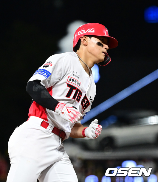 [OSEN=광주, 김성락 기자] 15일 오후 광주 북구 기아챔피언스필드에서 ‘2025 신한 SOL Bank KBO리그’ KIA 타이거즈와 롯데 자이언츠의 경기가 열렸다.KIA는 선발투수로 올러, 롯데는 나균안을 내세웠다.7회말 KIA 선두타자 김도영이 솔로 홈런을 날린 뒤 그라운드를 돌고 있다. 2025.05.15 / ksl0919@osen.co.kr