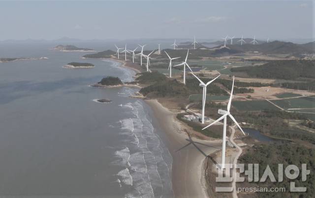▲신안에 조성된 풍력발전시설. 신안군에서는 2032년까지 3200mw 규모의 해상풍력발전시설이 들어설 예정이다.ⓒ신안군