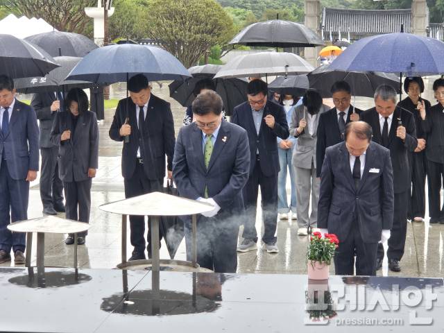 ▲16일 광주 북구 운정동 국립 5·18민주묘지에서 우원식 국회의장 등 관계자들이 빗속에 참배하고 있다.2025.05.16ⓒ프레시안(김보현)