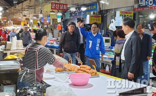 ▲박지원 국회의원이 16일 광주 양동시장을 찾아 "기호 1번 이재명"을 연호하고 있다.2025.5.16ⓒ프레시안(박진규)