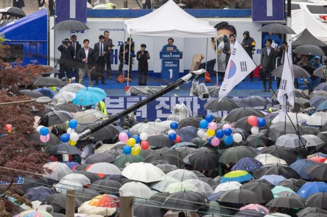 ▲더불어민주당 이재명 대선 후보가 16일 전북 전주시 전북대 후문에서 열린 유세 현장에서 전북 지역민들에게 지지를 호소하고 있다. ⓒ프레시안