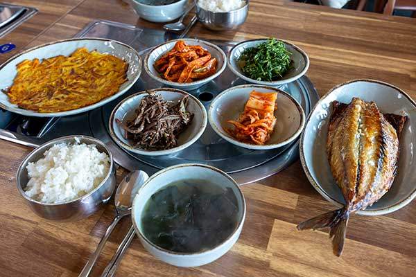 백반 상차림. 어느 민박집을 가더라도 비슷한 식단이 나온다. 1인분 1만2,000원.