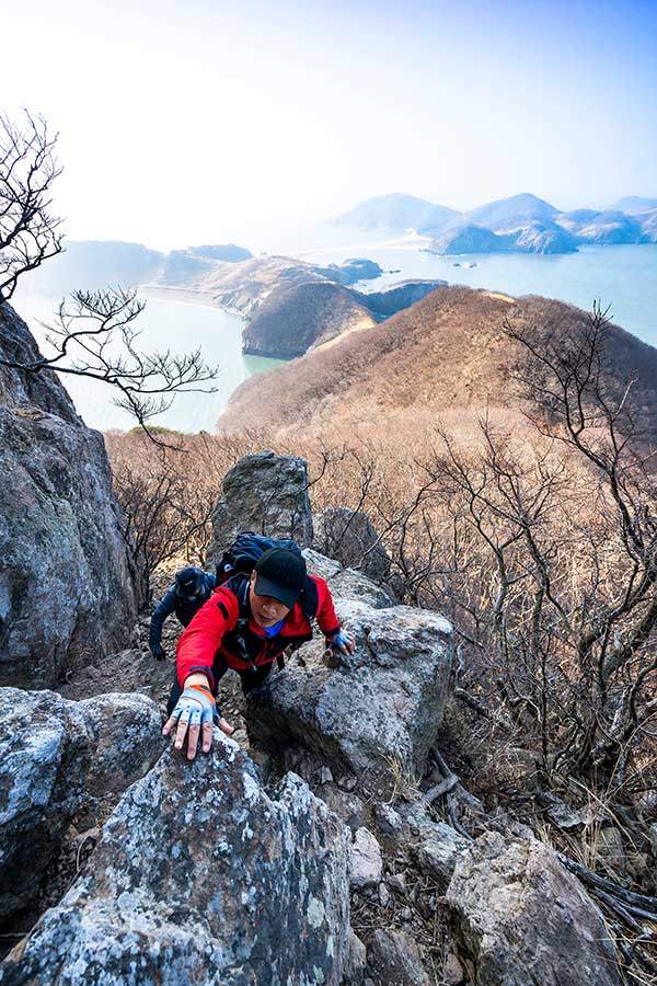 연평산 정상 직전의 바윗길. 멀리서 보면 위험해 보이지만, 한 발씩 주의해서 오르면 어렵지 않다.