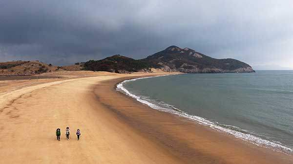 목기미해변과 덕물산.