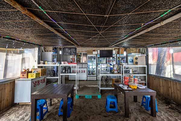 큰마을해변의 매점. 카페를 겸하고 있으며 이해준 이장이 운영한다.