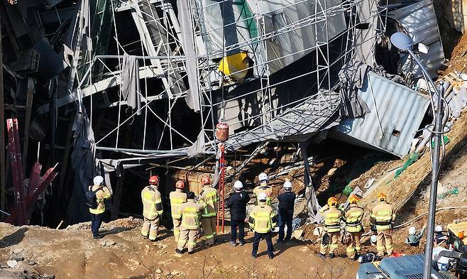 지난달 11일 경기 광명시 일직동 신안산선 복선전철 제5-2공구에서 발생한 지하터널 공사현장 및 상부&nbsp;도로 붕괴사고. 연합뉴스