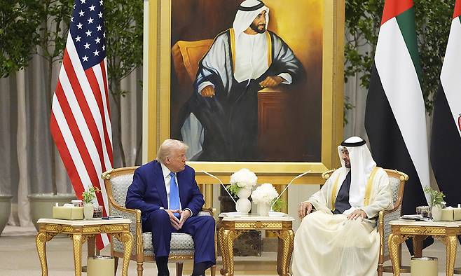 셰이크 무함마드 빈 자이드 알나하얀&nbsp;UAE&nbsp;대통령(오른쪽)과 회담하는 트럼프. AP연합뉴스