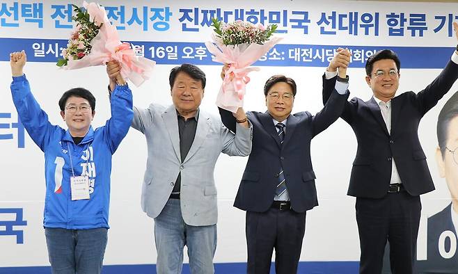 염홍철 전 대전시장과 권선택 전 대전시장, 허태정 전 대전시장이 16일 더불어민주당 대전시당에서 열린 기자회견에서 이재명 후보 선대위 합류에 대해 발언하고 있다. 민주당 대전시당 제공