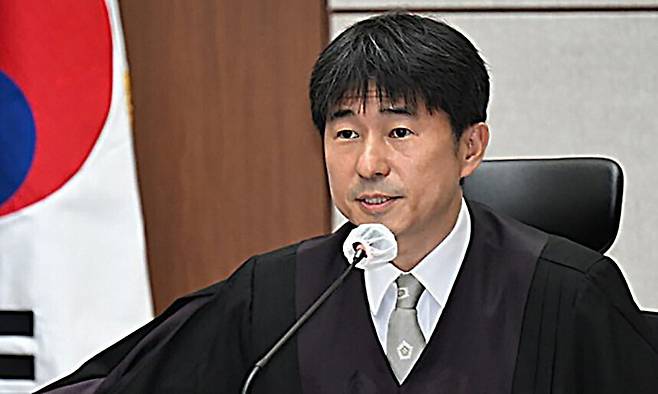 지귀연 부장판사가 지난달 21일 서울 서초동 서울중앙지법에서 열린 내란 우두머리 혐의 형사재판 2번째 공판에서 취재진의 퇴장 관련 발언하고 있다. 뉴스1