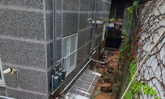 금천구 주택 덮친 공사장 토사. 연합뉴스