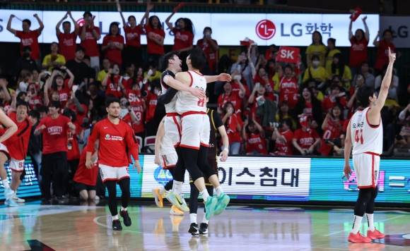 프로농구 서울 SK 선수들이 15일 경남 창원체육관에서 열린 2024~25 챔피언결정전 6차전 창원 LG와의 원정 경기에서 54-51로 승리한 뒤 기뻐하고 있다. 창원 연합뉴스