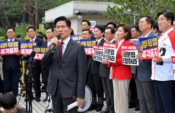 김문수 국민의힘 대통령 후보가 15일 오후 서울 서초구 대법원 앞에서 열린 ‘사법부수호 및 더불어민주당 규탄대회’에서 발언하고 있다.  안주영 전문기자