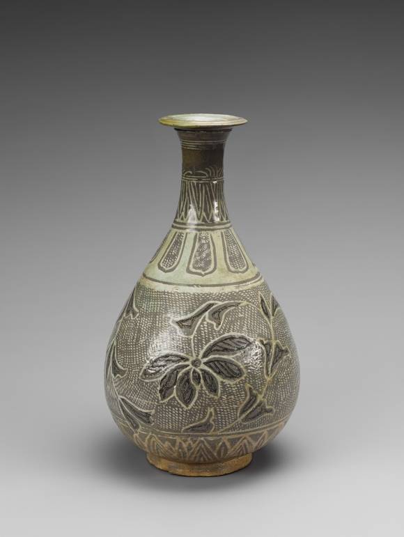 분청사기 상감인화 연꽃 넝쿨무늬 병.