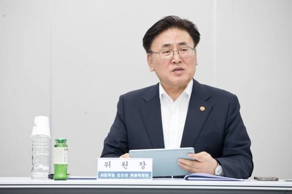유상임 과학기술정보통신부 장관이 지난 13일 오후 서울 중구 서울스퀘어 국가인공지능위원회 회의실에서 열린 ‘제4차 AI컴퓨팅 인프라 특별위원회’ 에서 ‘첨단 GPU 확보 추진방안’ 을 논의하고 있다. (사진=과학기술정보통신부 제공)