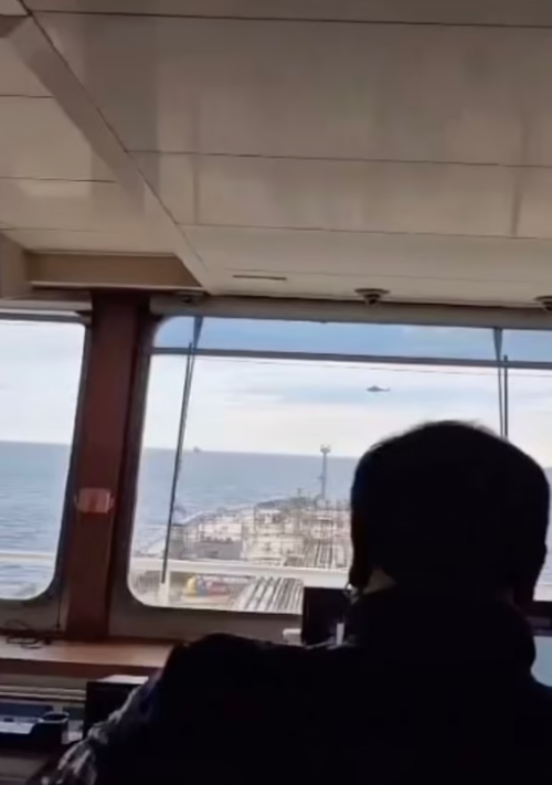 재규어호 통제를 위해 다가가는 에스토니아 선박. East2West News 제공