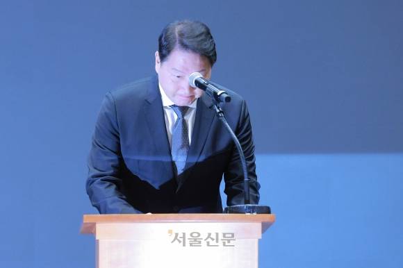 최태원 SK그룹 회장이 7일 오전 서울 중구 SKT타워에서 SK텔레콤 이용자 유심(USIM) 정보 해킹 사고와 관련해 고개숙여 사과하고 있다. 2025.5.7 도준석 전문기자