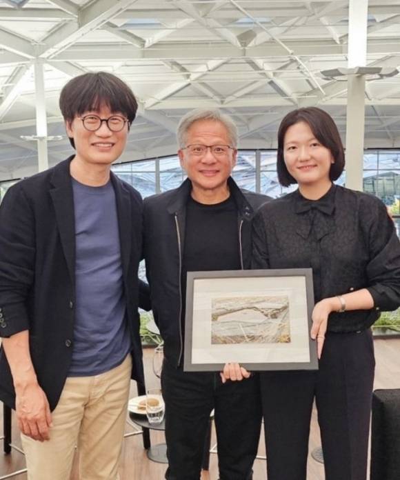 이해진(왼쪽) 네이버 글로벌투자책임자(GIO)와 최수연(오른쪽) 네이버 대표가 지난해 6월 25일 젠슨 황 엔비디아 창업자 겸 최고경영자와 찍은 사진. 네이버 인스타그램