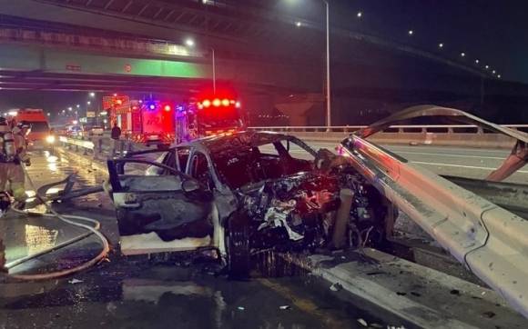 중앙분리대를 들이받은 사고 현장. 아산소방서 제공