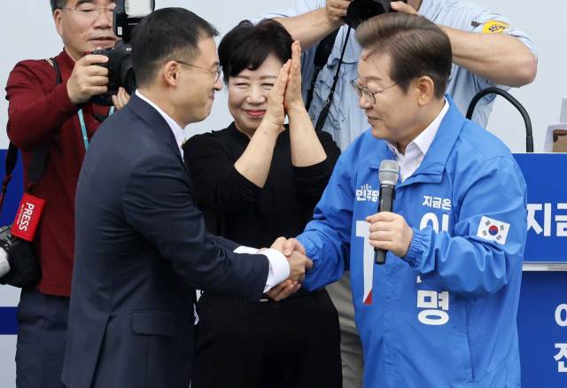 이재명 더불어민주당 대선 후보와 김상욱 무소속 의원이 16일 전북 익산시 익산역 동부광장에서 지지를 호소하고 있다. 김 의원은 국민의힘을 탈당하고, 이 후보 지지를 공식 선언했다. 익산=오승현 기자 2025.05.16