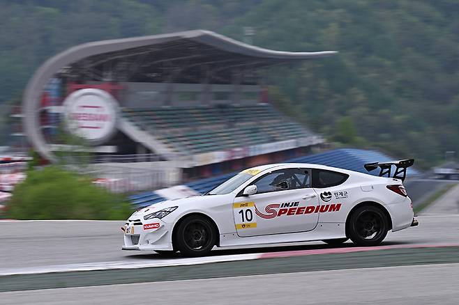 김동은은 무척 오랜만에 '제네시스 쿠페' 레이스카에 올랐다. 사진: 김학수 기자