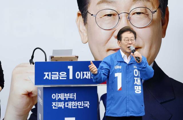 이재명 더불어민주당 대선 후보가 16일 전북 익산시 익산역 동부광장에서 지지를 호소하고 있다. 익산=오승현 기자 2025.05.16