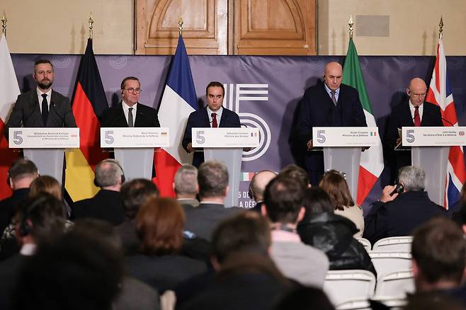 브와디스와프 코시니아크카미시 폴란드 국방장관, 보리스 피스토리우스 독일 국방장관, 세바스티앙 르코르뉘 프랑스 국방장관, 귀도 크로세토 이탈리아 국방장관, 존 힐리 영국 국방장관(왼쪽부터)이 3월12일 프랑스 파리에서 우크라이나 전후 지원에 대해 논의한 유럽 5개국 국방장관 회의 후 기자회견을 하고 있다. ⓒAFP PHOTO
