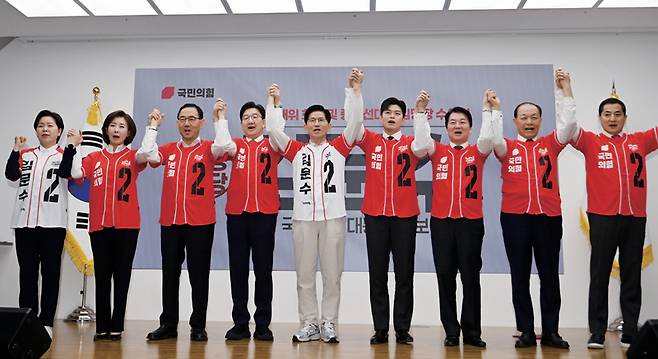 김문수 국민의힘 대선후보(가운데)와 중앙선대위 위원장들이 5월12일 서울 여의도 국민의힘 중앙당사에서 열린 중앙선대위 임명장 수여식에서 기념사진을 찍고 있다. ⓒ시사저널 최준필
