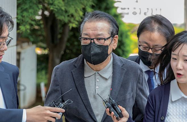 2018년 지방선거 공천헌금 의혹 혐의를 받는 전성배씨가 5월12일 서울 양천구 서울남부지법에서 열린 1심 두 번째 공판에 출석하고 있다. ⓒ연합뉴스