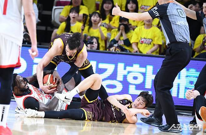 SK 자밀 워니(오른쪽 아래)가 15일 창원체육관에서 열린 LG와 챔피언 결정전 6차전 도중 아셈 마레이와 루스볼을 다투고 있다. 사진제공｜KBL