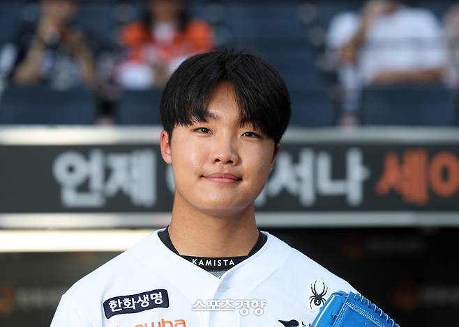 한화 고졸 신인 투수 정우주가 지난달 30일 대전 한화생명 볼파크에서 스포츠경향 창간 20주년 인터뷰를 하며 포즈를 취하고 있다. 대전|정지윤 선임기자