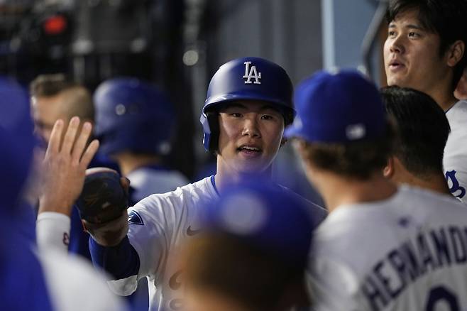 동료들의 환영을 받는 김혜성. AP연합뉴스