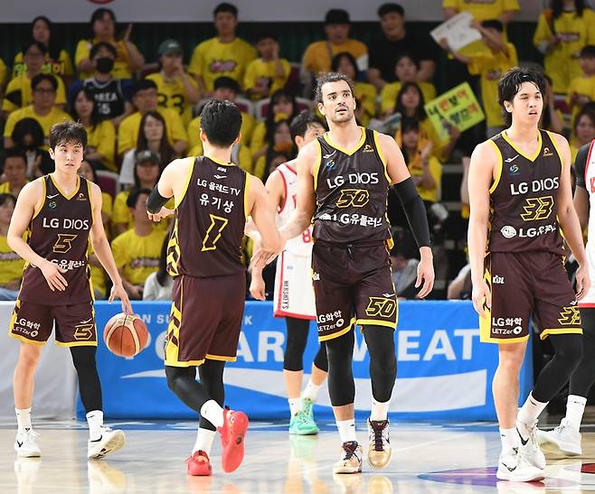 ▲ 우승팀은 챔피언결정전 7차전에서 나온다. 17일 잠실학생체육관에서 7차전이 열린다. 3연승 뒤 3연패에 빠진 창원 LG의 심리적 부담감이 커졌다 ⓒ KBL