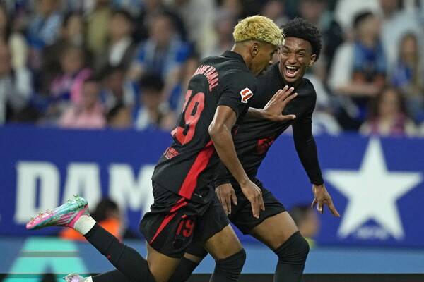 ▲ FC바르셀로나는 에스파뇰과의 카탈루냐 더비에서 라민 야말의 1골 1도움으로 2-0으로 승리하며 통산 28회째 스페인 프리메라리가 우승을 차지했다. ⓒ연합뉴스/EPA/AP