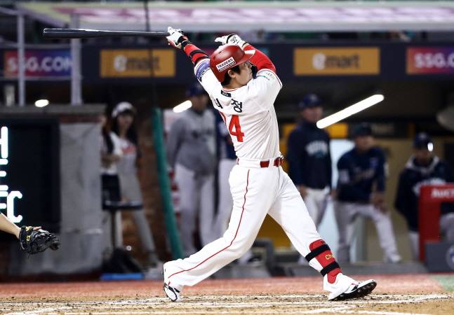 스리런 홈런을 날리는 최정. /사진=SSG 랜더스 제공