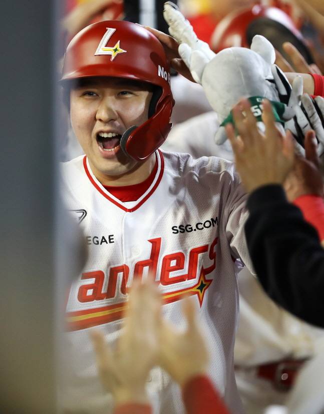 홈런을 친 최정이 더그아웃에서 동료들의 축하를 받고 있다. /사진=SSG 랜더스 제공